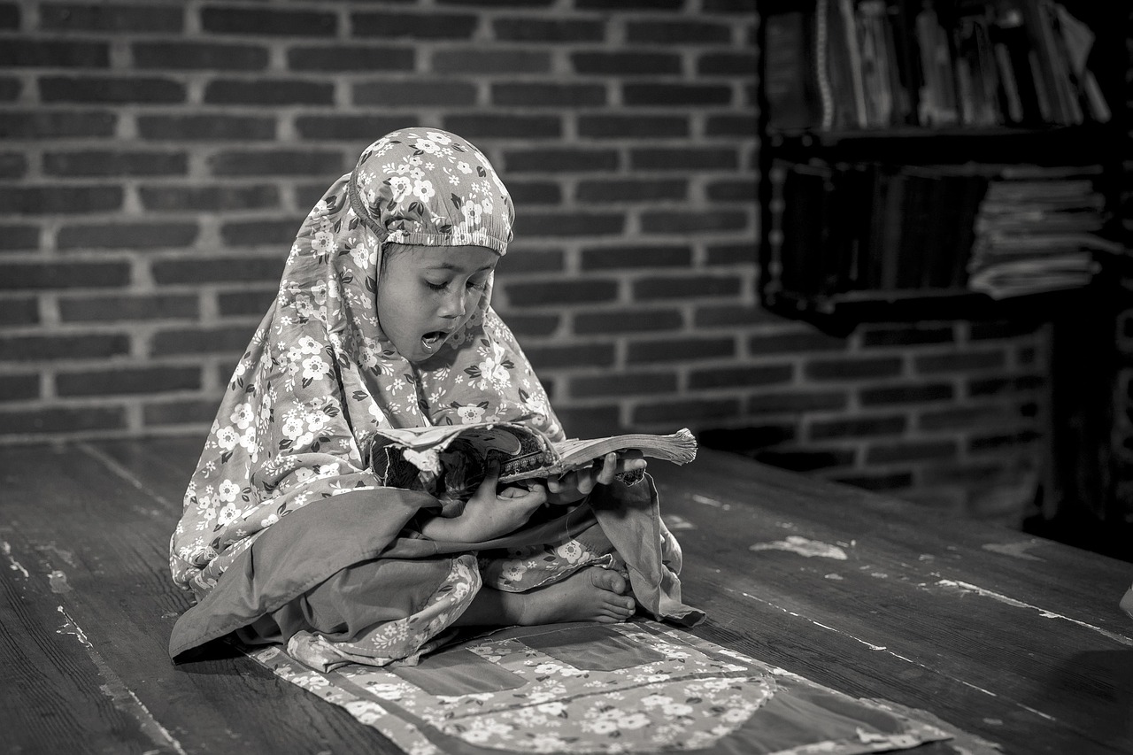 Parent following structured online progress tracking guide for their child’s Quran lessons